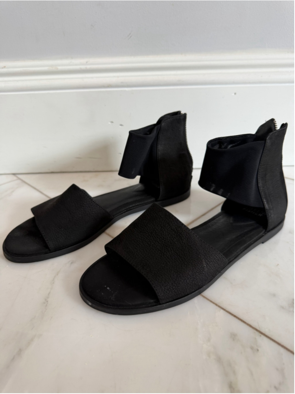 Eileen Fisher Women’s 9 Black Leather Ankle Strap Flat Designer Sandals